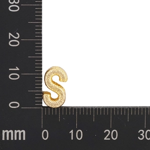Detailed macro view showing the textured gold S letter charm with 10mm measurement scale