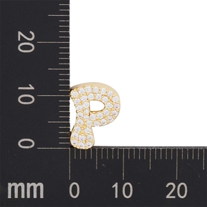 Makrofoto des 11mm Gold-Buchstabe P Anhängers mit Zirkonia-Besatz auf Messskala