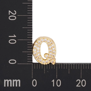 Makro-Größenmessung eines goldenen Buchstaben-Q-Anhängers mit Zirkonia-Inlay, 12mm Höhe