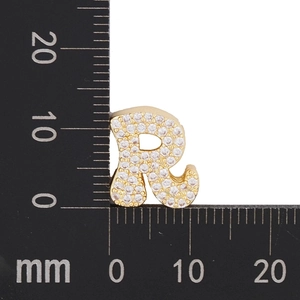 Makro-Detail des goldenen Buchstaben-R-Anhängers mit Zirkonia, Höhe ca. 12 mm