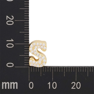 Makroaufnahme des goldenen S-Anhängers mit Zirkonia und 10mm Höhenmessung
