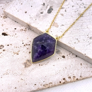 Colgante elegante de amatista natural forma escudo geométrico con una delicada cadena de oro elegante
