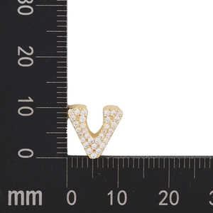 Makroansicht der Abmessungen eines goldfarbenen V-Anhängers mit Zirkonia und Messlineal