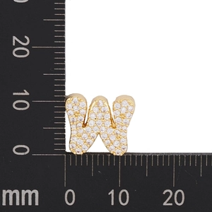 Makroaufnahme von Gold Buchstabe W Anhänger mit Zirkonia-Besatz und Skala Anzeige