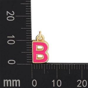 Détail de la mesure du pendentif lettre B avec émail rose et finition en métal doré
