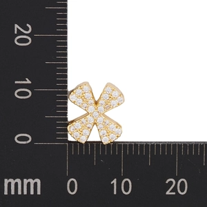 Makroansicht Goldener Buchstabe X Anhänger mit Zirkonsteinen auf 11mm Skala gemessen