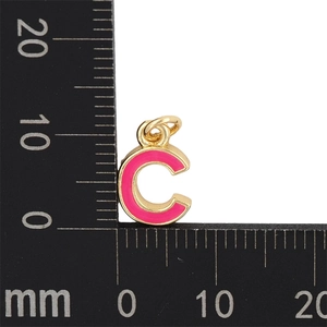 Vue détaillée du pendentif lettre C en émail rose de 10mm avec échelle de mesure