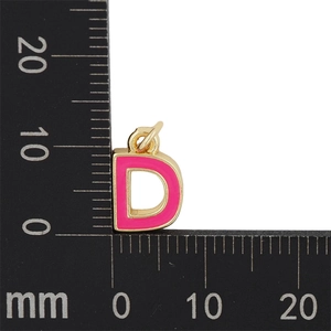 Détail macro d'un pendentif lettre D en émail rose de 10mm avec base en métal doré