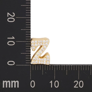 Makroansicht des goldenen Buchstabe-Z-Anhängers mit Zirkonia-Besatz und Maßen