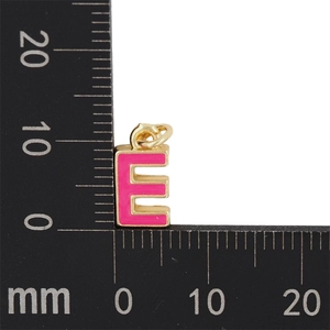 Détail du pendentif lettre E en émail rose avec règle mesurant environ 11 mm de haut