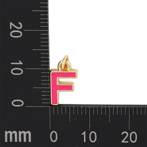 Macro d'un pendentif lettre F en émail rose doré avec mesure précise de la taille