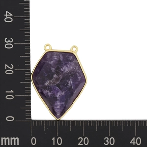 Vista detallada del colgante de cristal morado facetado con borde dorado y dimensiones