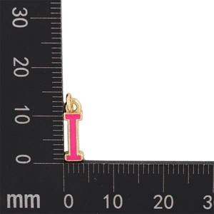 Macro d'une breloque lettre I émaillée colorée sur base dorée pour création de bijoux