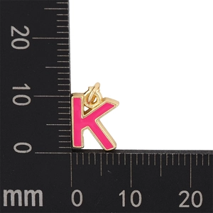 Vue détaillée du pendentif lettre K en émail rose avec bords dorés et mesures