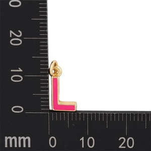 Vue macro du pendentif lettre L en émail rose avec placage doré pour bijoux DIY