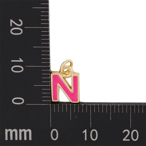 Gros plan d'un pendentif lettre N en émail rose et métal doré pour bijoux personnalisés