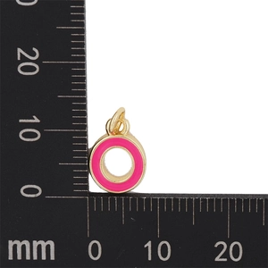 Guide des tailles montrant le pendentif lettre O en émail rose et métal doré de 11mm