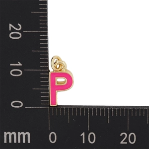 Vue macro d'un pendentif lettre P en émail rose de 13mm avec bordure dorée et règle