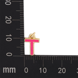 Vue macro détaillée du pendentif lettre T en émail rose avec échelle de mesure 12x11mm