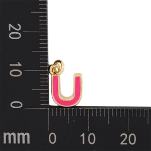 Détail du pendentif lettre U en émail rose et métal doré pour bijoux DIY personnalisés