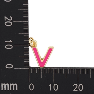 Détail du pendentif lettre V en émail rose et métal doré avec mesures précises