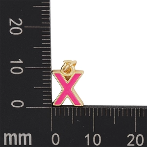 Vue macro d'un pendentif lettre X rose vif avec bordure dorée et échelle de 11mm