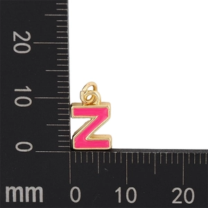 Détail macro du pendentif lettre Z en émail rose de 10mm avec plaquage or et mesure