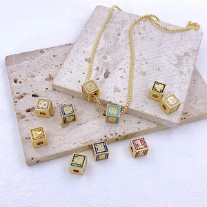 Collana hip hop a cubo placcata oro con zirconi colorati e ciondolo numeri arabi