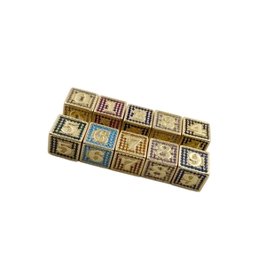 Dettaglio dei ciondoli a cubo numerico placcati oro con micro-pave di zirconi colorati