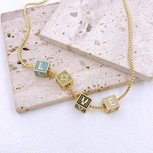 Collana a catena box placcata oro 18K con ciondoli lettera LOVE e zirconi colorati