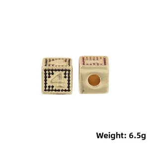 Détail de perles de dés dorées de 6,5g avec chiffres 4 et 1 en zircone pour colliers
