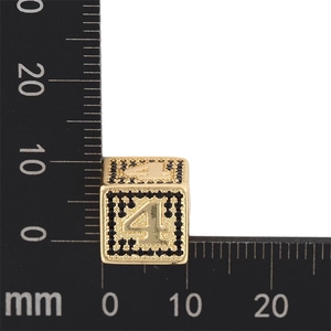 Macro del ciondolo a cubo dorato 10mm con numero quattro e zirconi neri incastonati