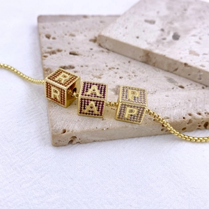 Collana hip hop dorata con tre ciondoli a cubo con lettere RAP e zirconi colorati