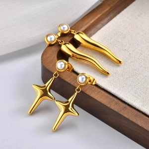 Pendientes de perlas en acero inoxidable chapado en oro de 18K con dijes de estrella