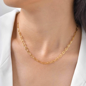 Collana minimalista in acciaio inossidabile placcato oro 18 carati indossata da modella