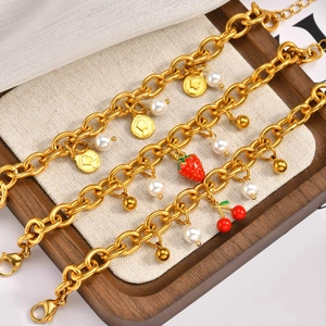 Chic bracciale a maglie dorate con perla, fragola, ciliegia e ciondolo a moneta