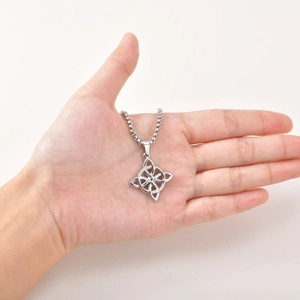 Silberne Edelstahl Celtic Knot Anhänger Halskette auf der Handfläche gezeigt