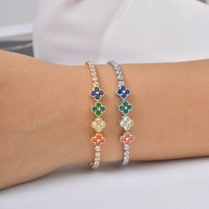 Bracelet de luxe en cuivre avec fleurs de zircon colorées et accents d'œil maléfique
