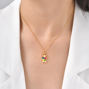 Collier doré de sensibilisation à l'autisme avec pendentif cœur puzzle coloré sur modèle