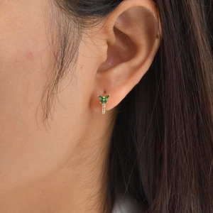 Orecchini a cerchio dorati con farfalla di zircone verde e pietre di cristallo brillanti