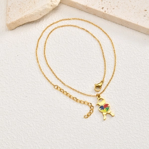 Détail du collier en acier inoxydable doré avec pendentif cœur puzzle autisme