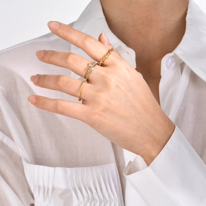 Set de anillos apilables de acero inoxidable dorado y plateado con piedra de circonita
