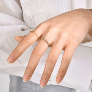 Primer plano de anillos trenzados dorados con pequeño diamante y detalles entrelazados