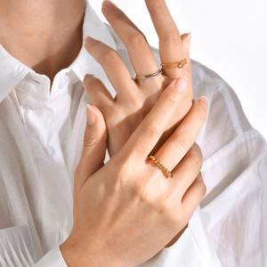 Set de tres anillos apilables con diseño trenzado en oro y plata para mujer