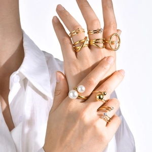 Anillos ajustables de acero inoxidable dorado con perlas y circonitas estilo minimalista