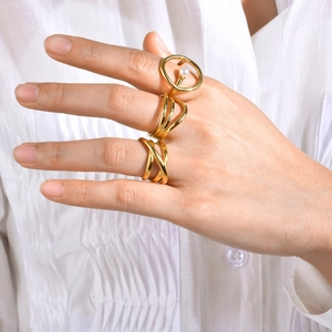 Set de tres anillos de acero inoxidable dorado con perlas y diseños geométricos minimalistas