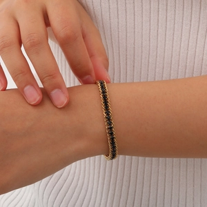 Détail du bracelet tennis en acier inoxydable plaqué or 18 carats avec zircon noir