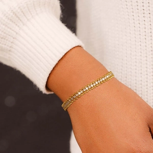 Détail macro du bracelet triple rang plaqué or 18K serti de zircons blancs brillants
