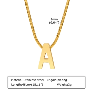 Especificaciones detalladas del collar de acero dorado con letra A y cadena de serpiente 46cm