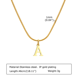 Detalle del collar de acero dorado de 46cm con colgante letra A y cadena de serpiente 1mm
